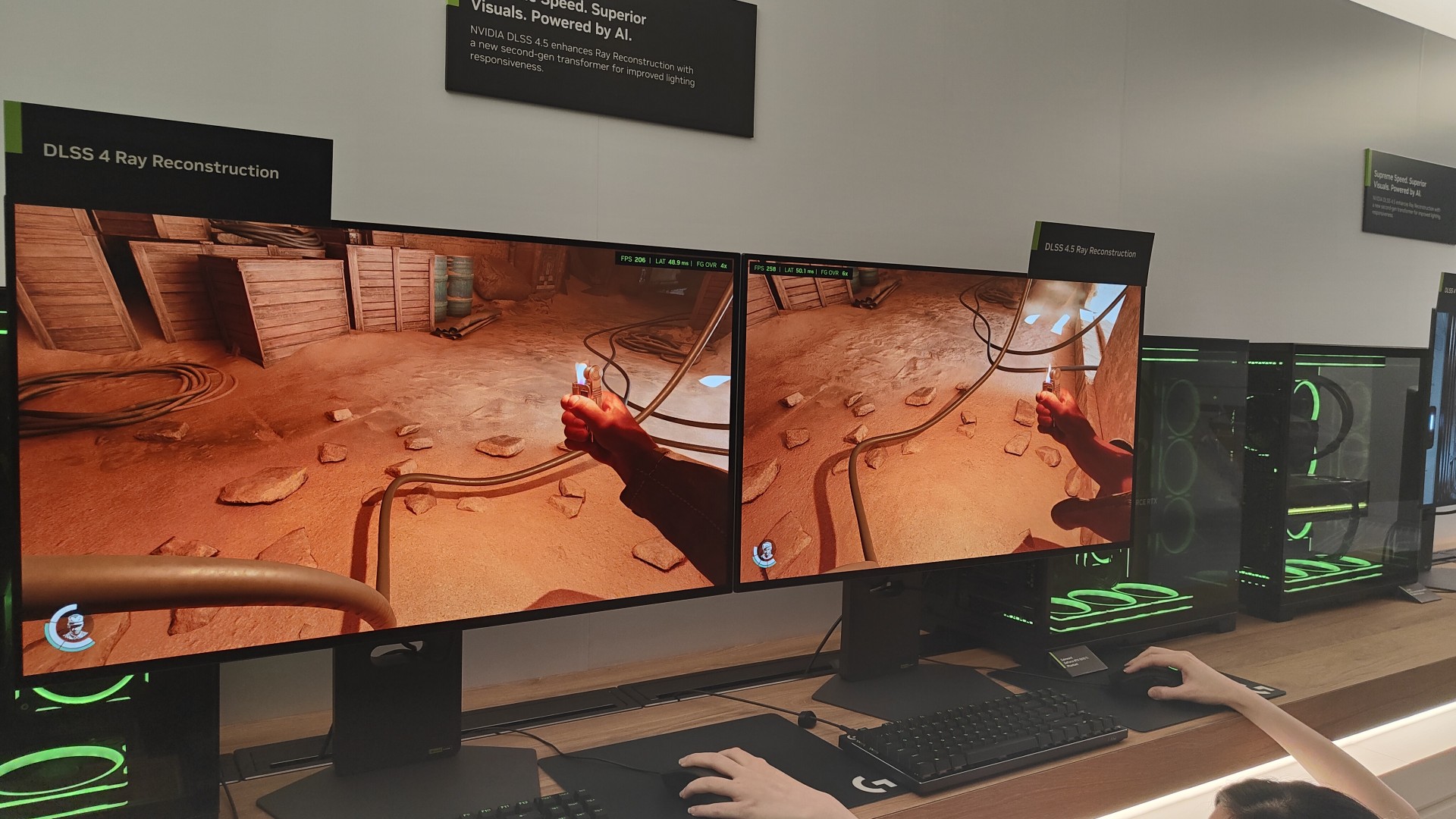 インディ・ジョーンズ/大いなる円環のデモ。従来モデル(左)より、DLSS RRで地面の質感が増している(右)