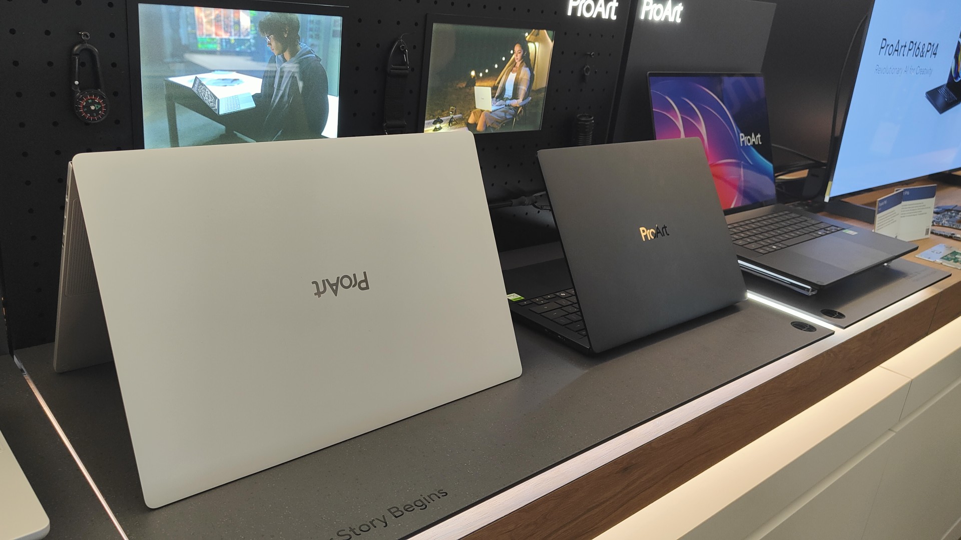 ASUS「ProArt P16」(手前)と「ProArt P14」(奥)。クリエイター向けモデルでそれぞれ2色展開だ