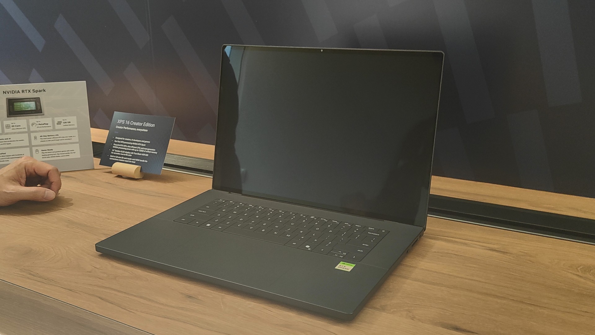Dellは16型の「XPS 16 Creator Edition」を展示。性能面の詳細や量産仕様は未発表という