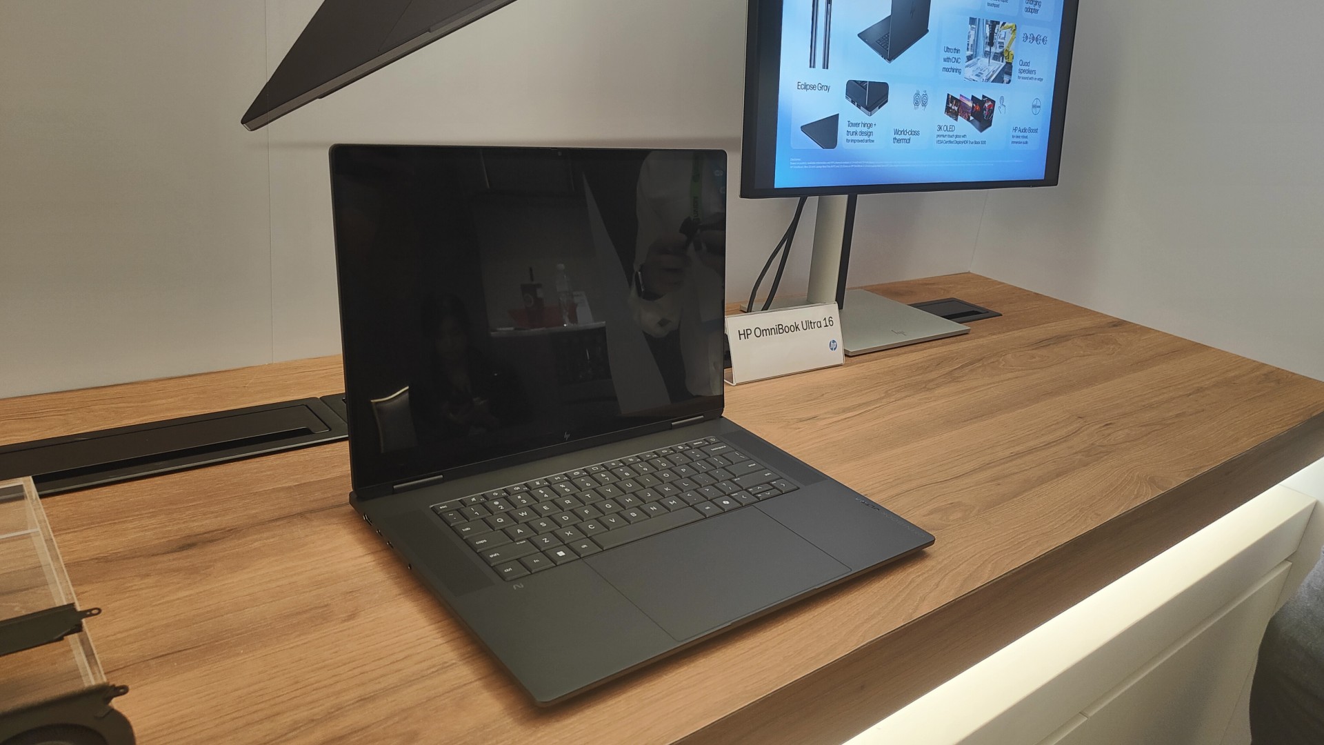 HP「OmniBook Ultra 16」。16型でAI開発者、クリエイター、ゲーマー向けのプレミアムモデル