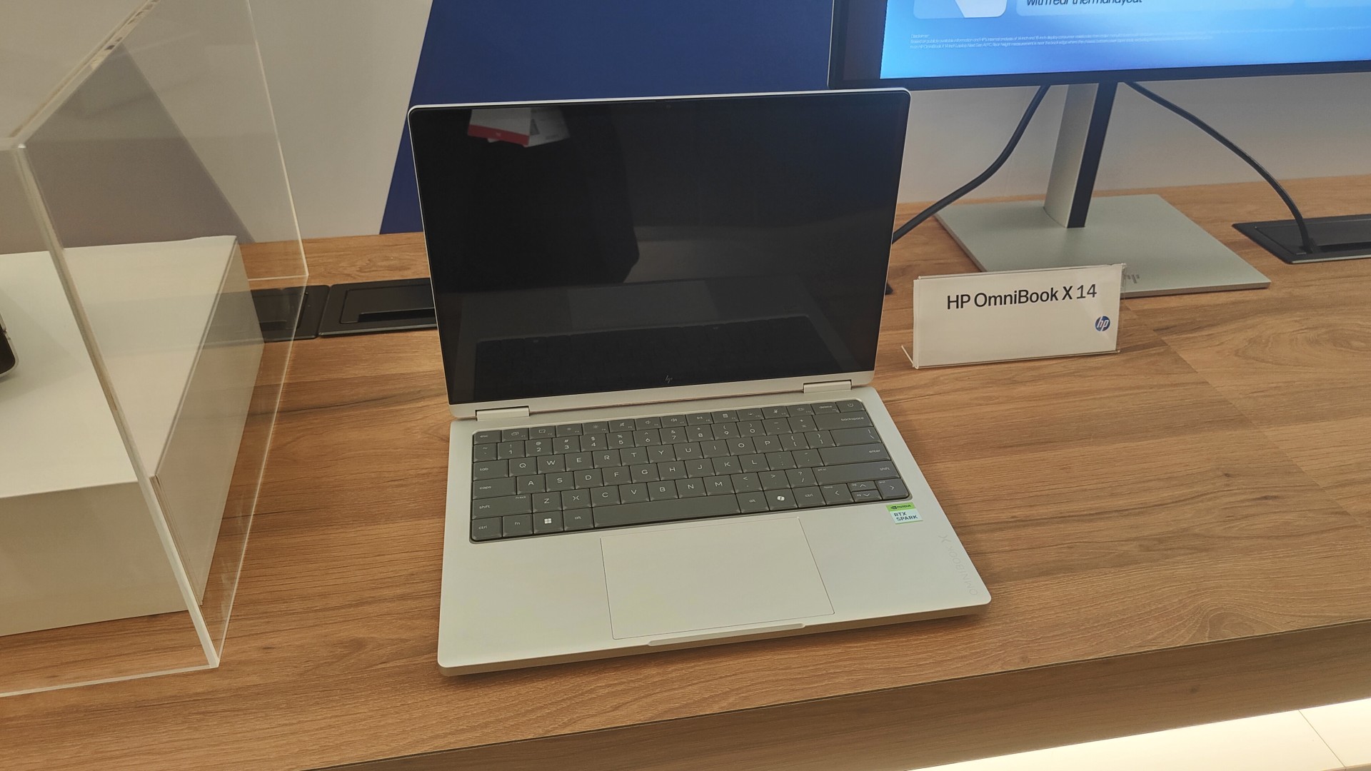HP「OmniBook X14」は14型でローカルAIを持ち運ぶポータブルモデル