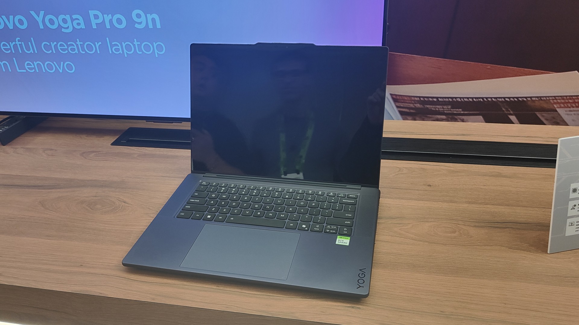 Lenovo「Yoga Pro 9n」。ディスプレイにPureSight Pro OLEDを採用する15型モデル