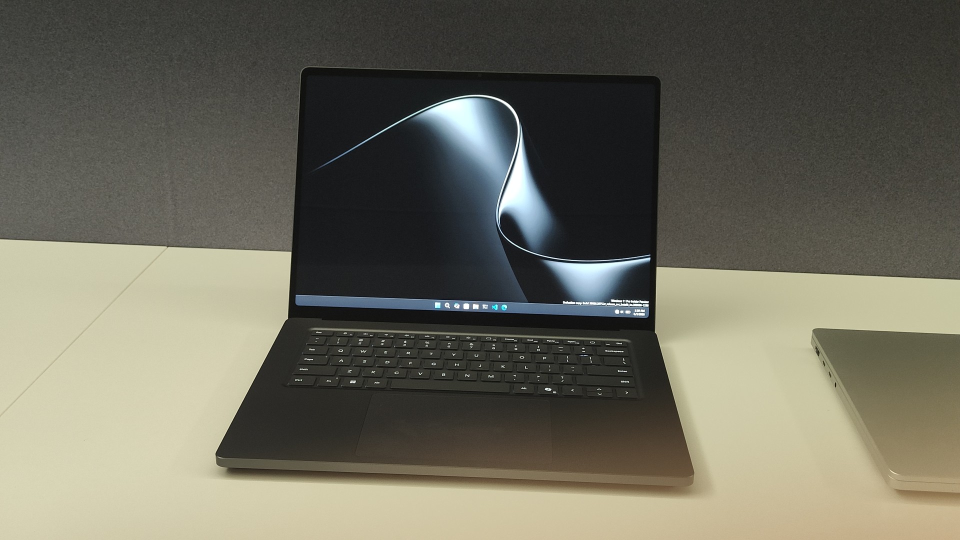 Microsoft「Surface Laptop Ultra」。15型でSurface史上最大級のファンを採用しているという
