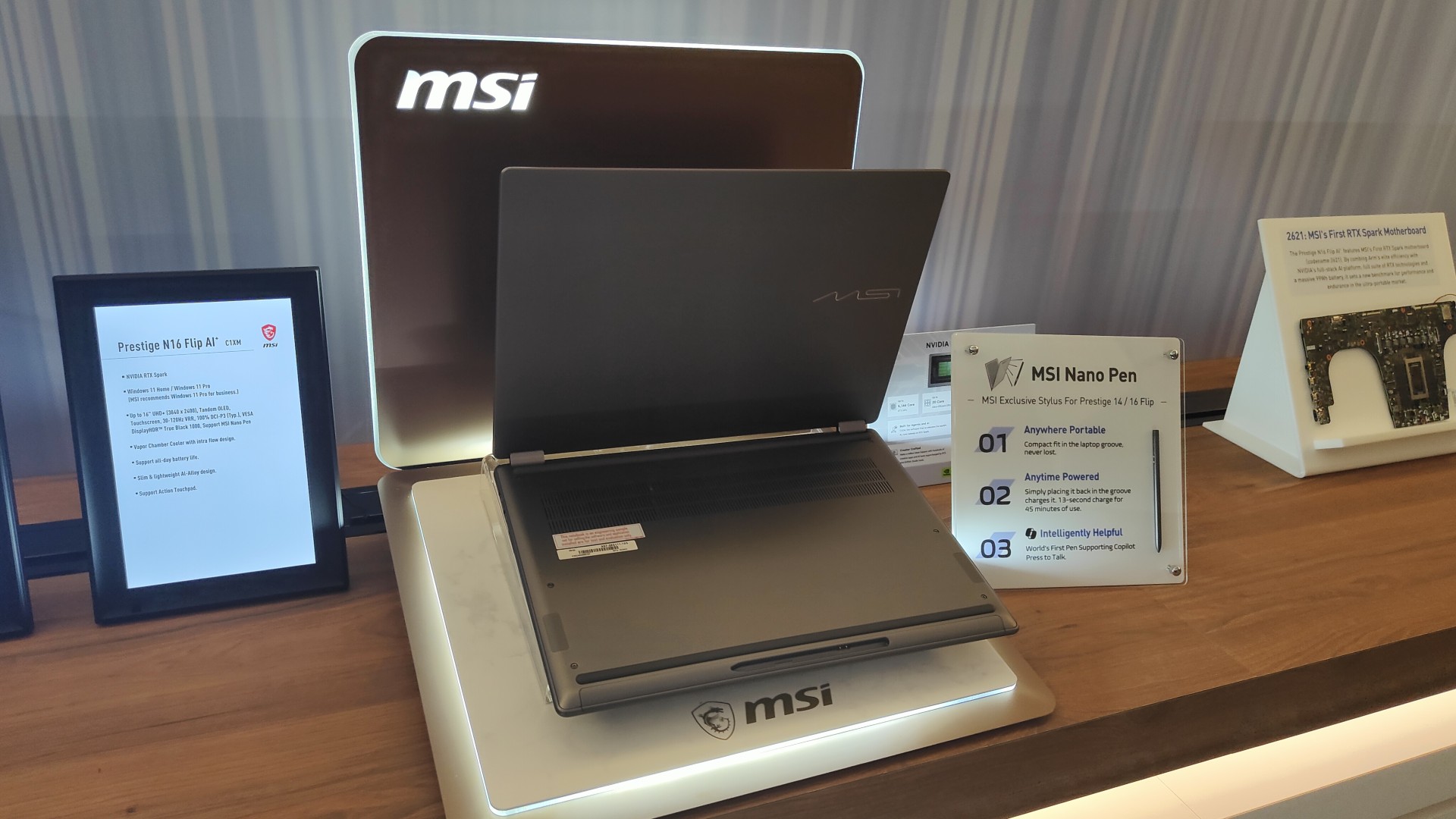 MSIは2in1の「Prestige N16 Flip AI」を展開。16型の4K OLEDを採用し、ペン操作もサポートする