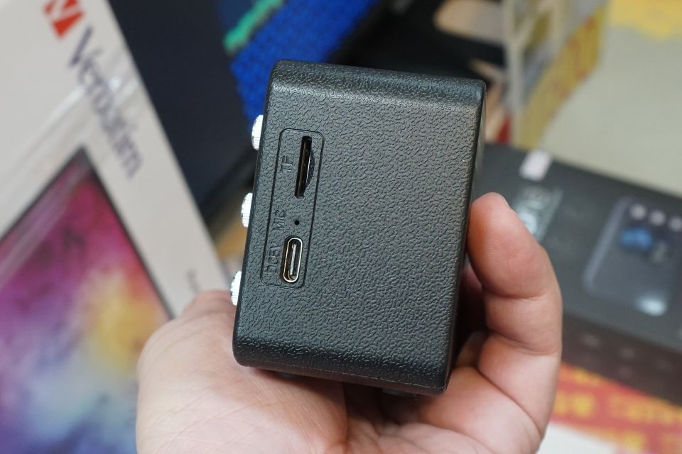 タッチ画面付きのBluetoothスピーカーが1,800円、カラーは2色 - AKIBA