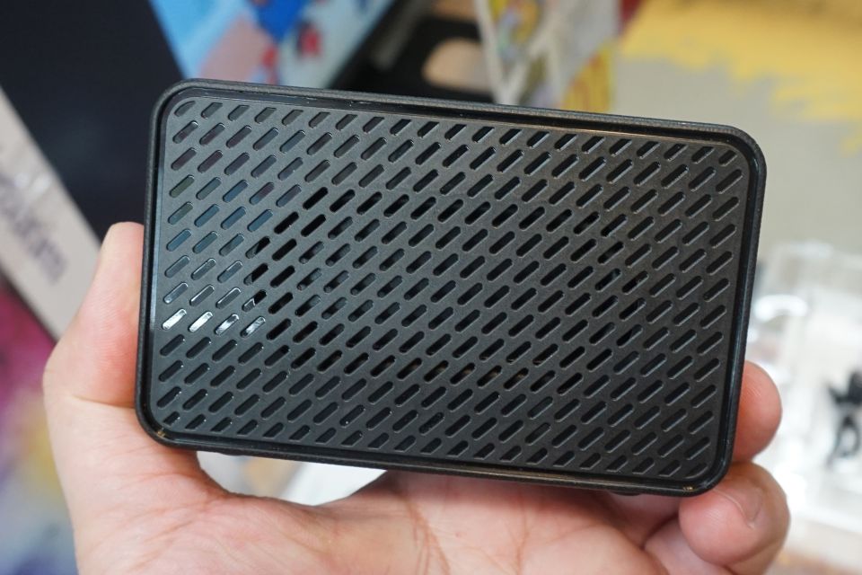 Bluetooth機能付き液晶スピーカー タッチ画面付きのBluetoothスピーカーが1,800円、カラーは2色 - AKIBA