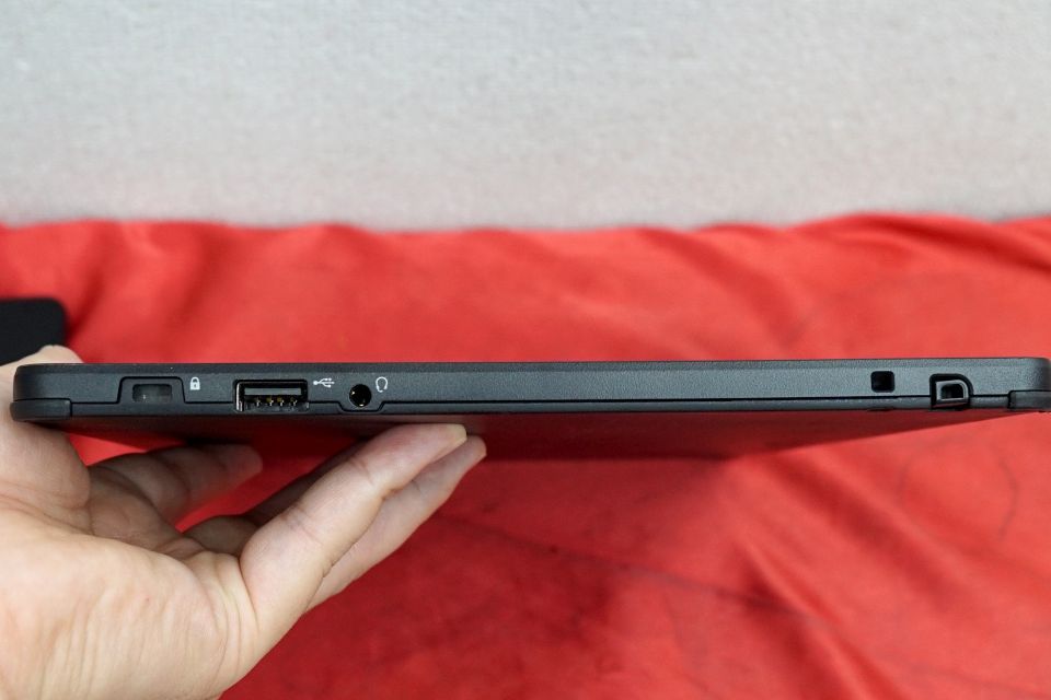 第8世代Core搭載の13.3インチWindowsタブレットが12,800円！中古PC