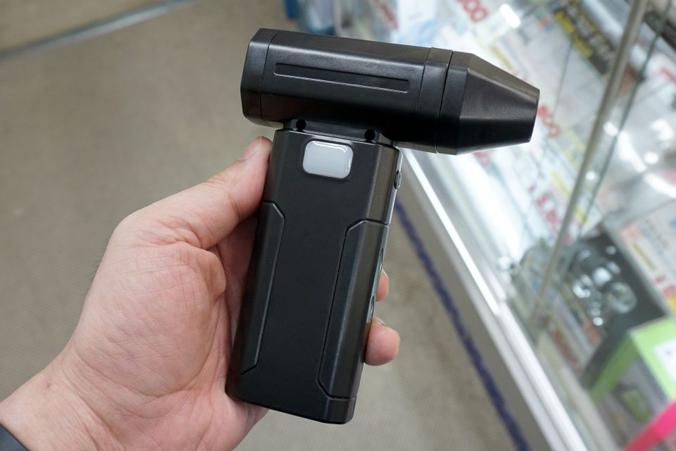 バッテリー内蔵・ターボモード付きの電動エアダスターが1,980円