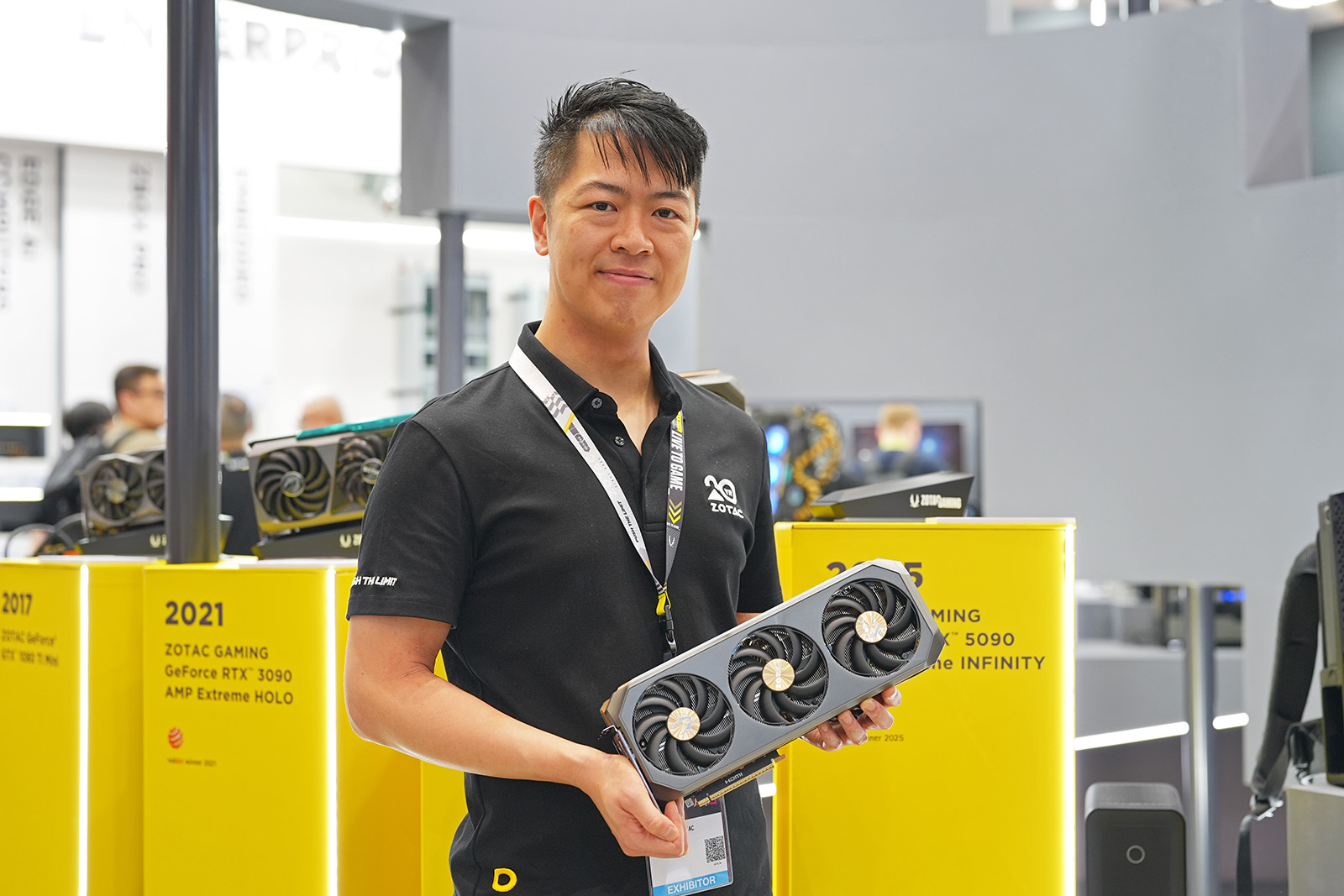 ブースでの展示物を案内してくれたマーケティングディレクターのErnest Siu氏