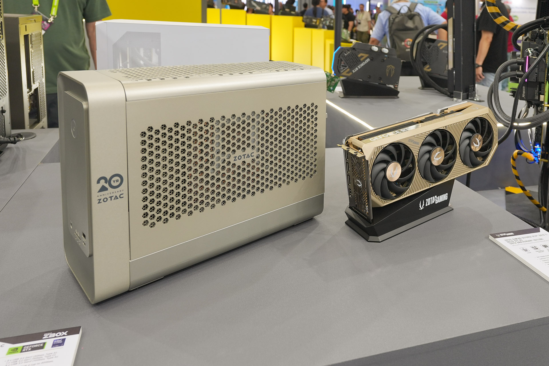 「ZBOX MAGNUS ONE ULTRA EU275080C」および「ZOTAC GAMING GeForce RTX 5070 Ti Solid SFF OC」の20周年記念エディション、いずれもゴールドカラーの20TH ANNIVERSARY Editionだ。