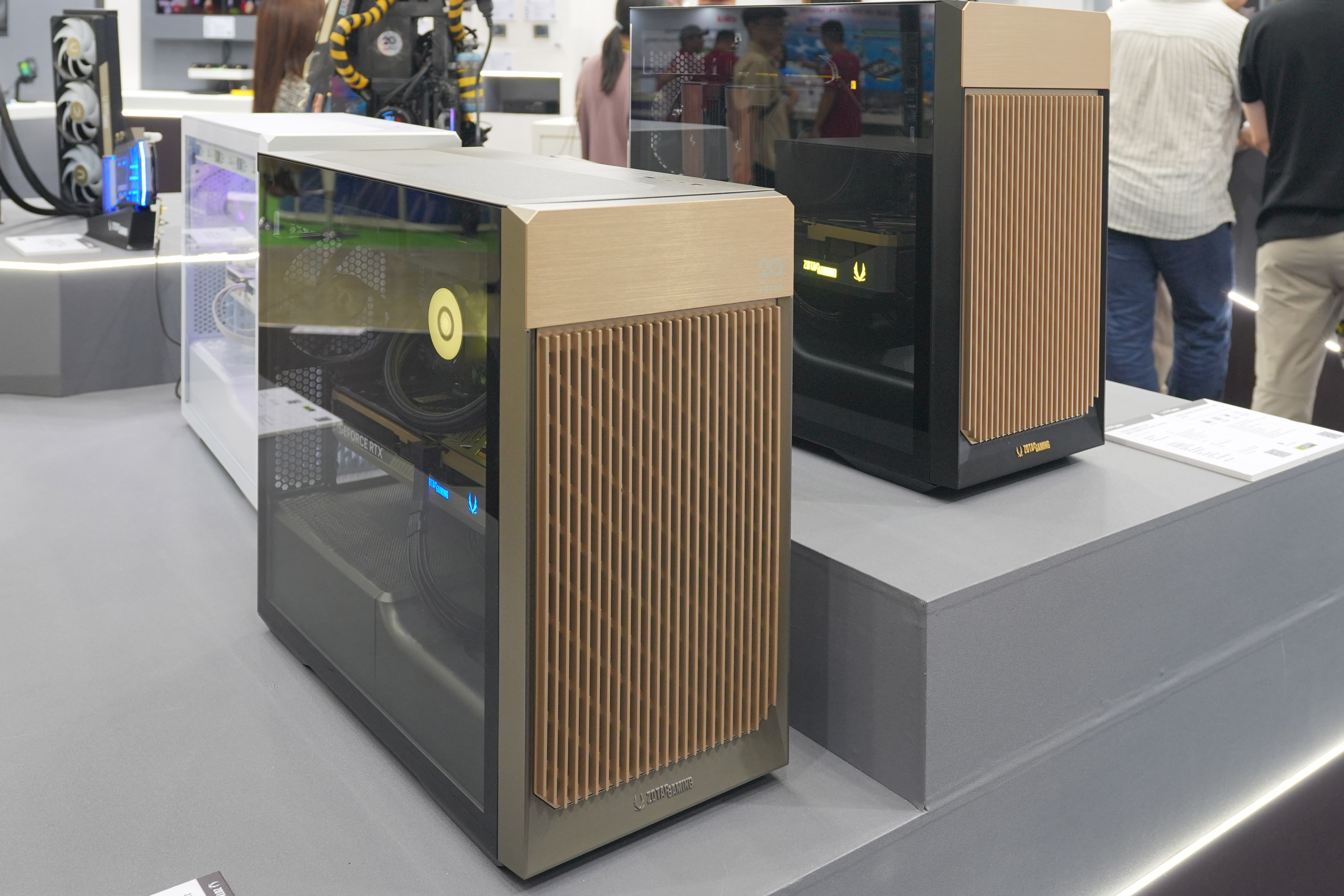 microATXケースの「ZOTAC GAMING ALLOY」と「ZOTAC GAMING GeForce RTX 5080 SOLID CORE OC」の組み合わせ。同じデザイナーが手掛けているという