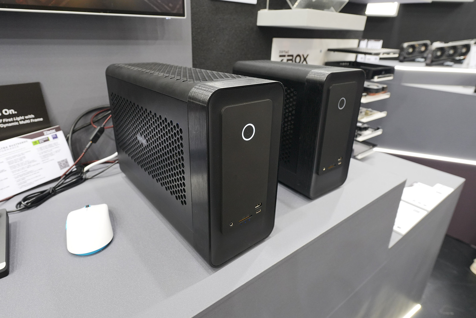 デスクトップ版RTX 5080を搭載する「ZBOX MAGNUS ONE ULTRA EU275080C」、奥側のモデルはGeForce RTX 5070を搭載する「MAGNUS ONE ER98N5070C」