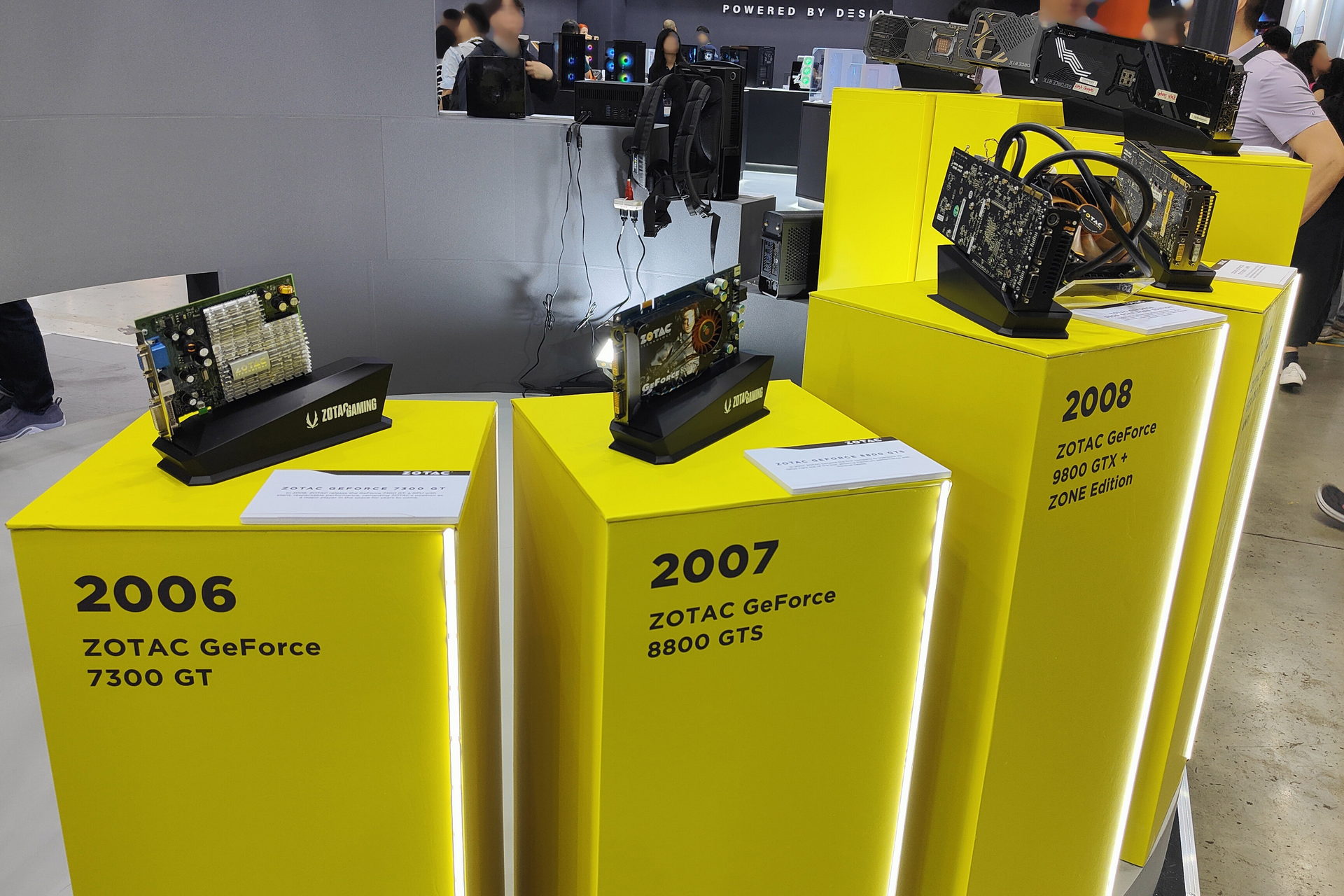 各時代の注目ビデオカードが展示されていた
