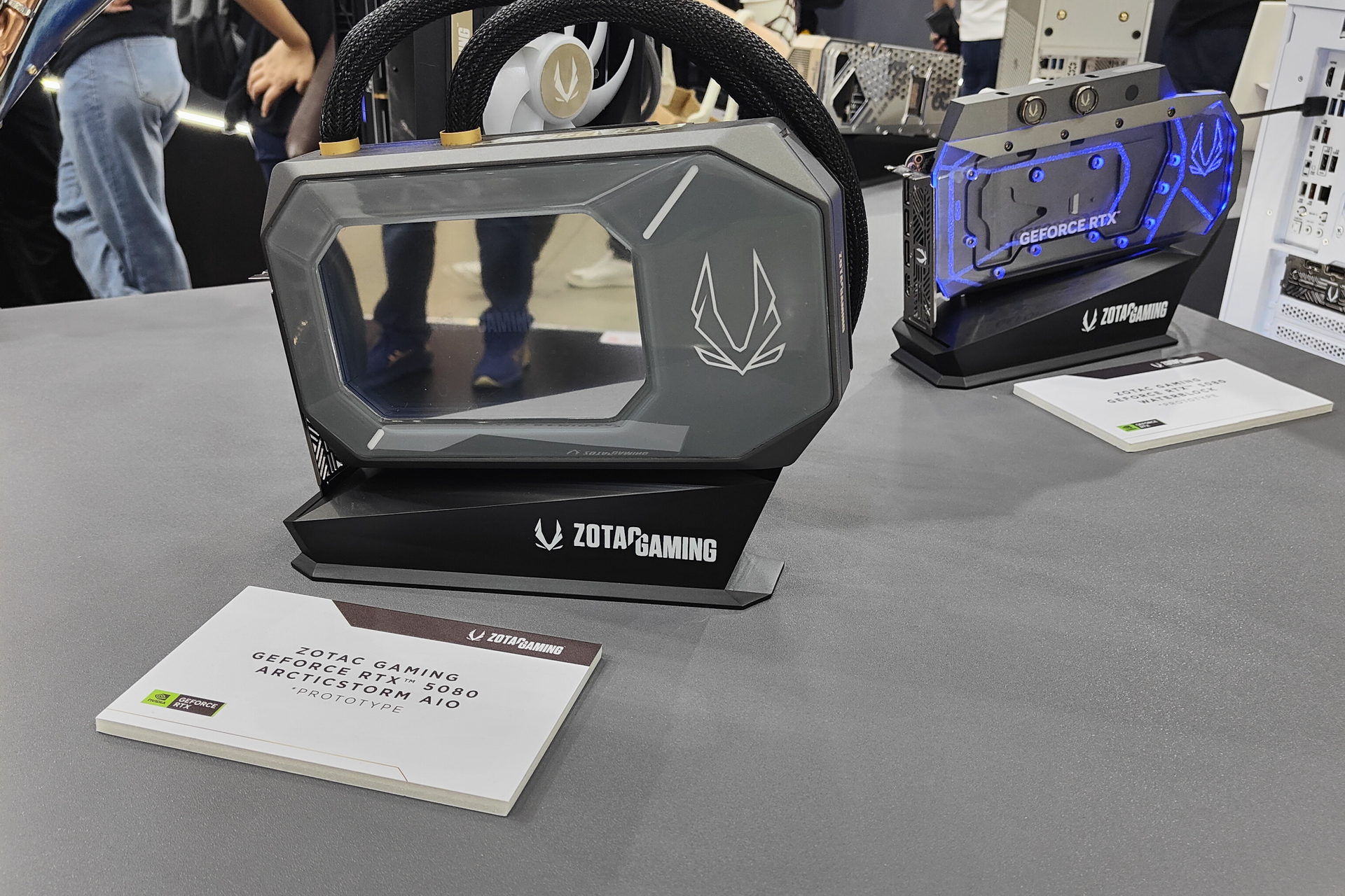 水冷対応のRTX 5080搭載ビデオカードはプロトタイプとして展示されていた