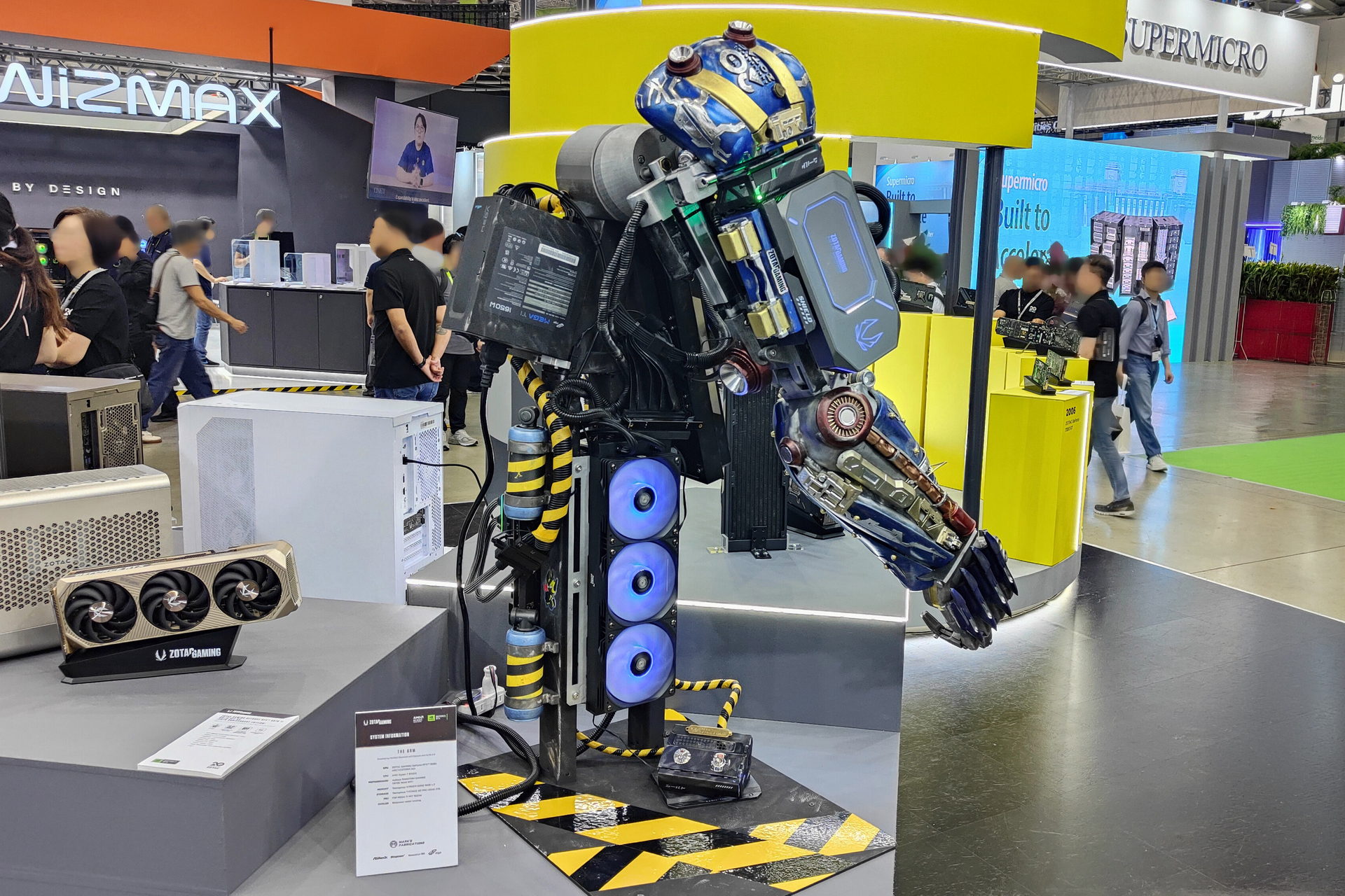 「THE ARM」と名付けられたコンセプトPC。ZOTAC GAMING GeForce RTX 5090 ARCTICSTORM AIOが上腕部分に取り付けられている