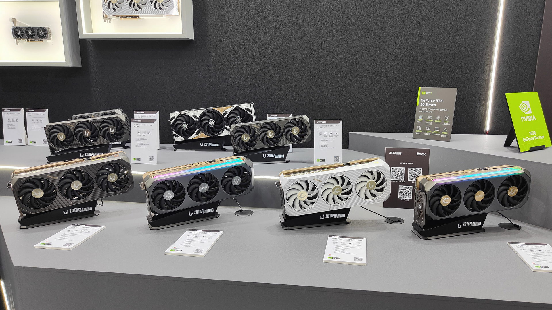 20周年記念モデル以外にも現役のRTX 50シリーズ搭載ビデオカードもズラリ