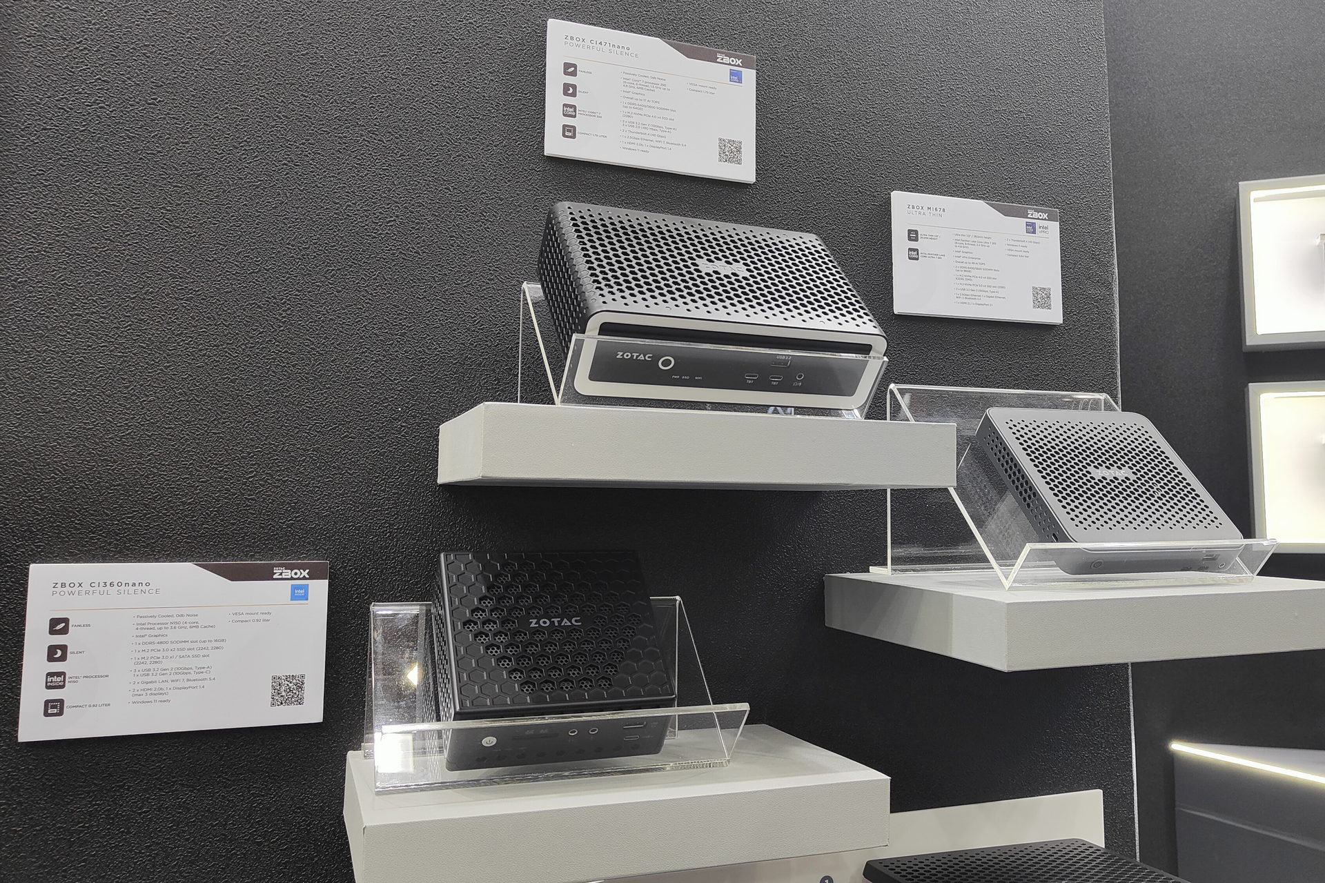 ZBOXの各シリーズも展示。これは一番上と左がファンレスのCシリーズ、右がより小型となるMシリーズのモデルだ