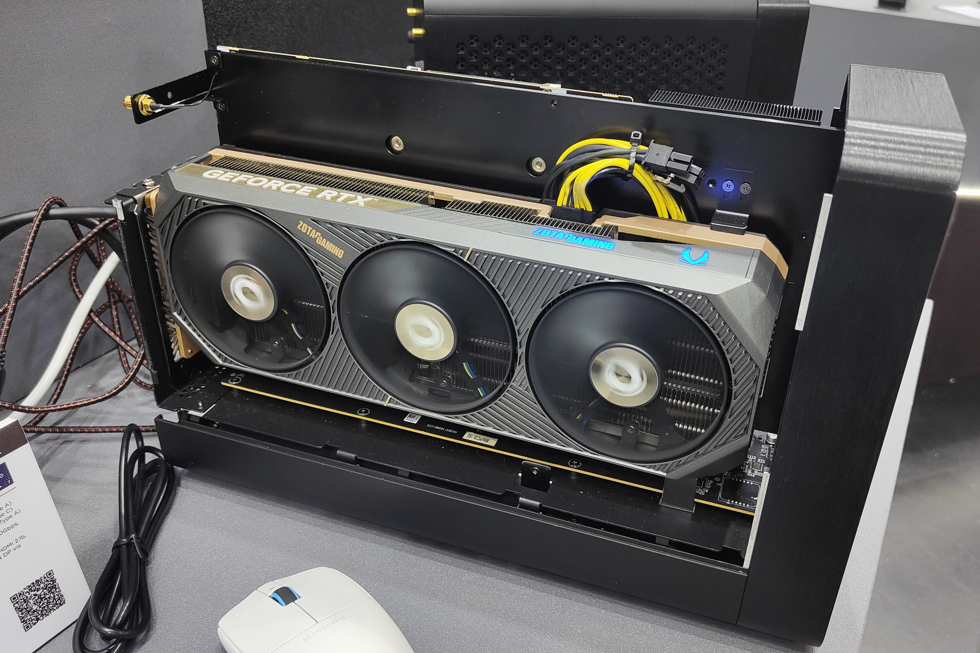 11.46L筐体に同社が単体でも発売しているデスクトップ版RTX 5080カードがそのまま搭載されているのが最大の特徴だ