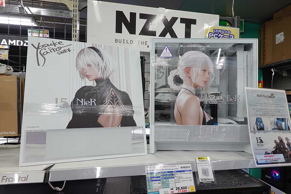 NieR」プロデューサーの直筆サイン入りPC、TSUKUMOで展示中 - AKIBA PC
