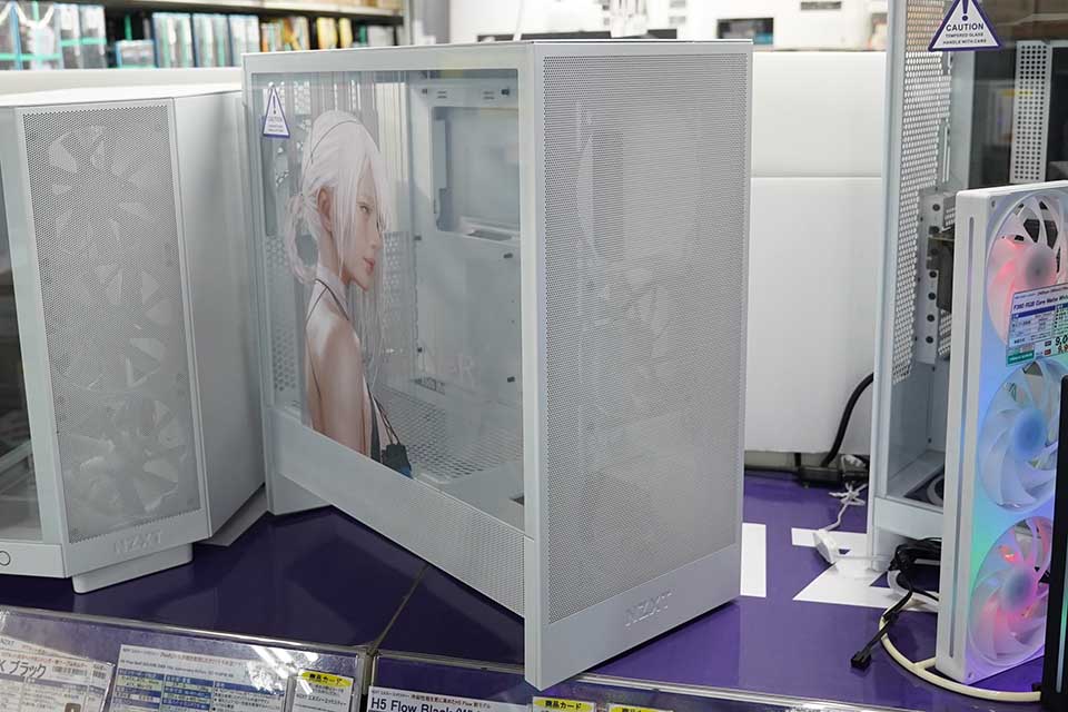 NieR」プロデューサーの直筆サイン入りPC、TSUKUMOで展示中 - AKIBA PC