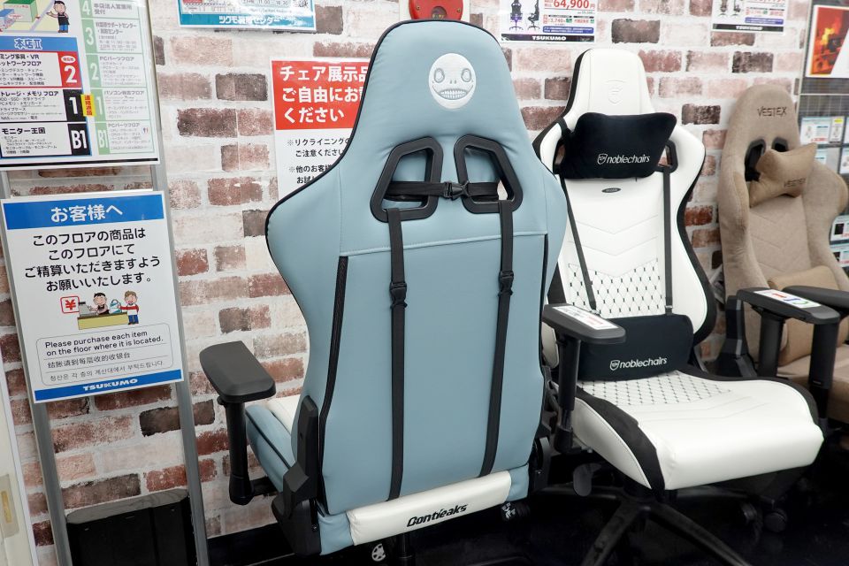 NieRシリーズ15周年記念のゲーミングチェア、TSUKUMOで展示中 - AKIBA