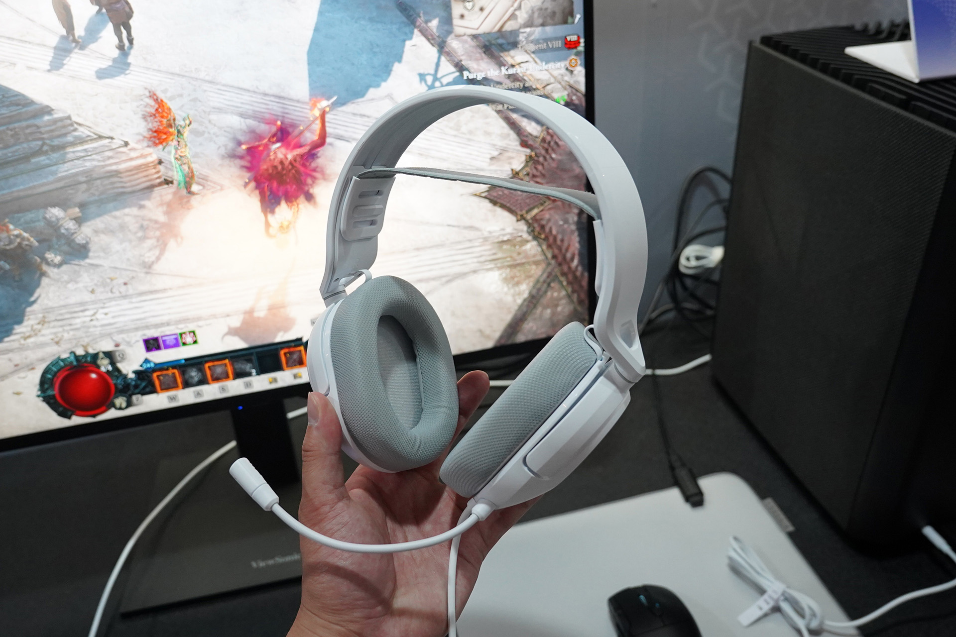 多プラットフォーム対応の軽量ゲーミングヘッドセット「HS35 v3」。