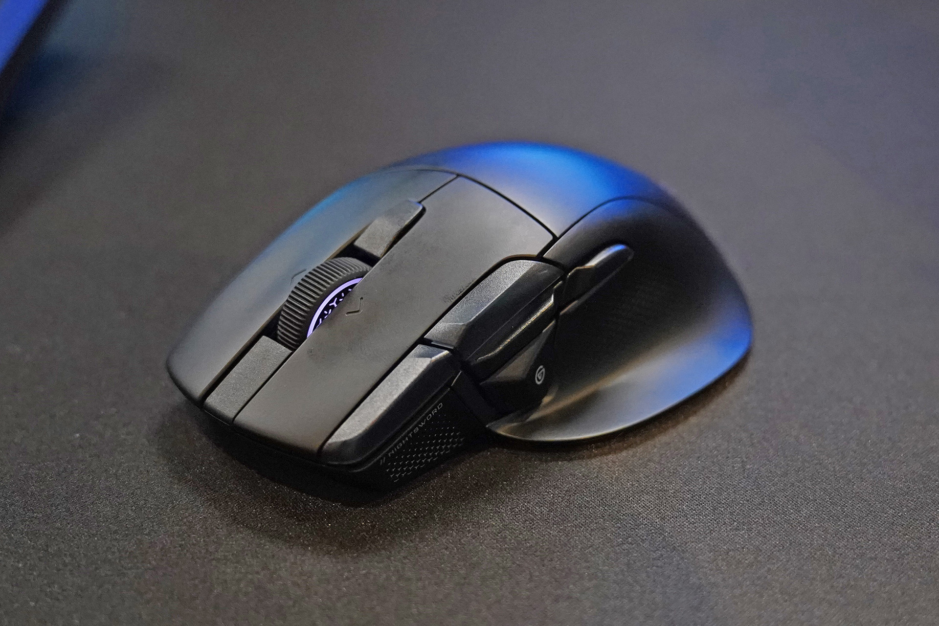 Virtual Stream Deck立ち上げボタンを備えたゲーミングマウス「NIGHTSWORD v2 WIRELESS SD」。