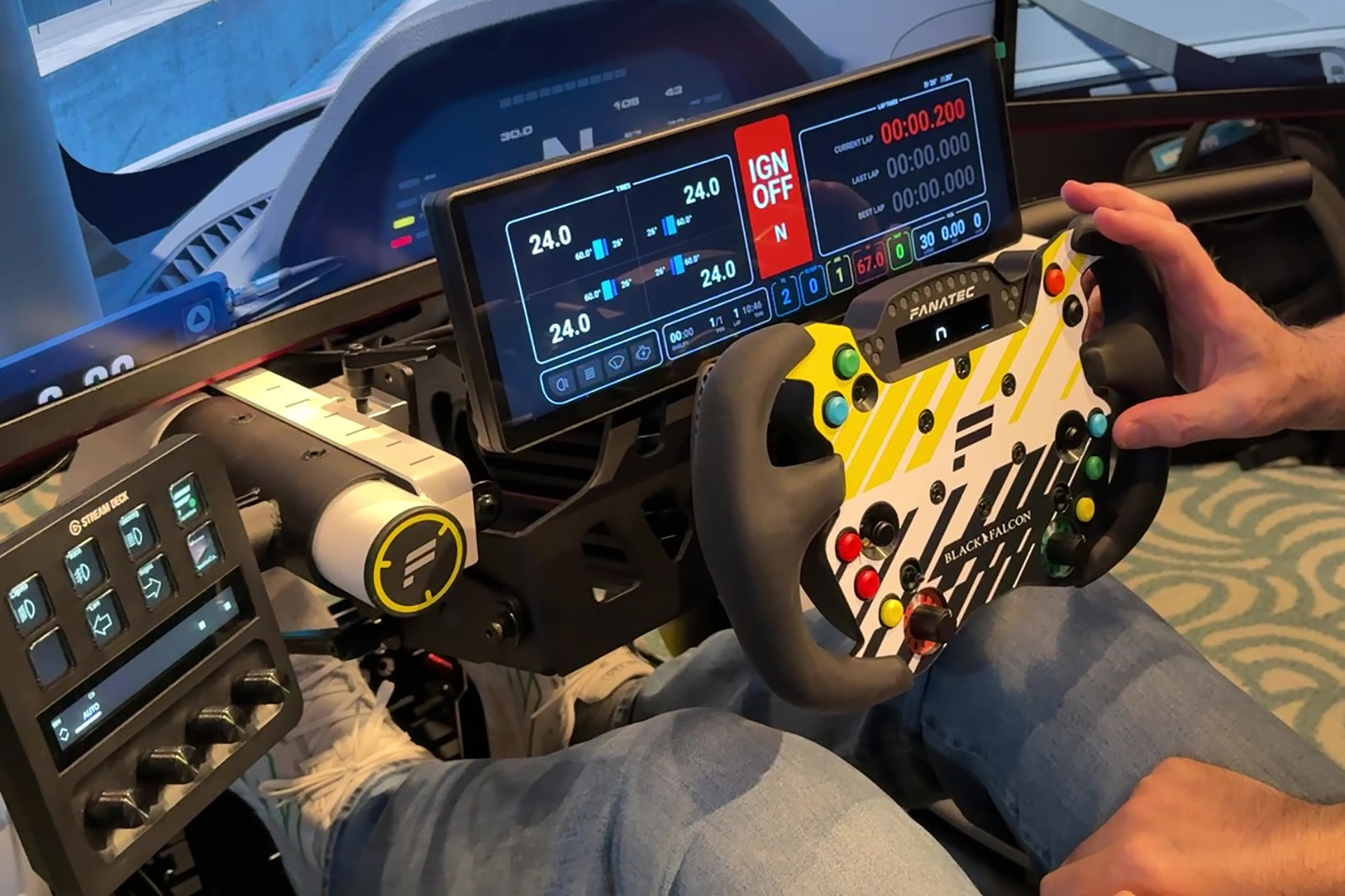「XENEON EDGE 14.5 LCD Touchscreen」や「Stream Deck ＋」が活用されていた。