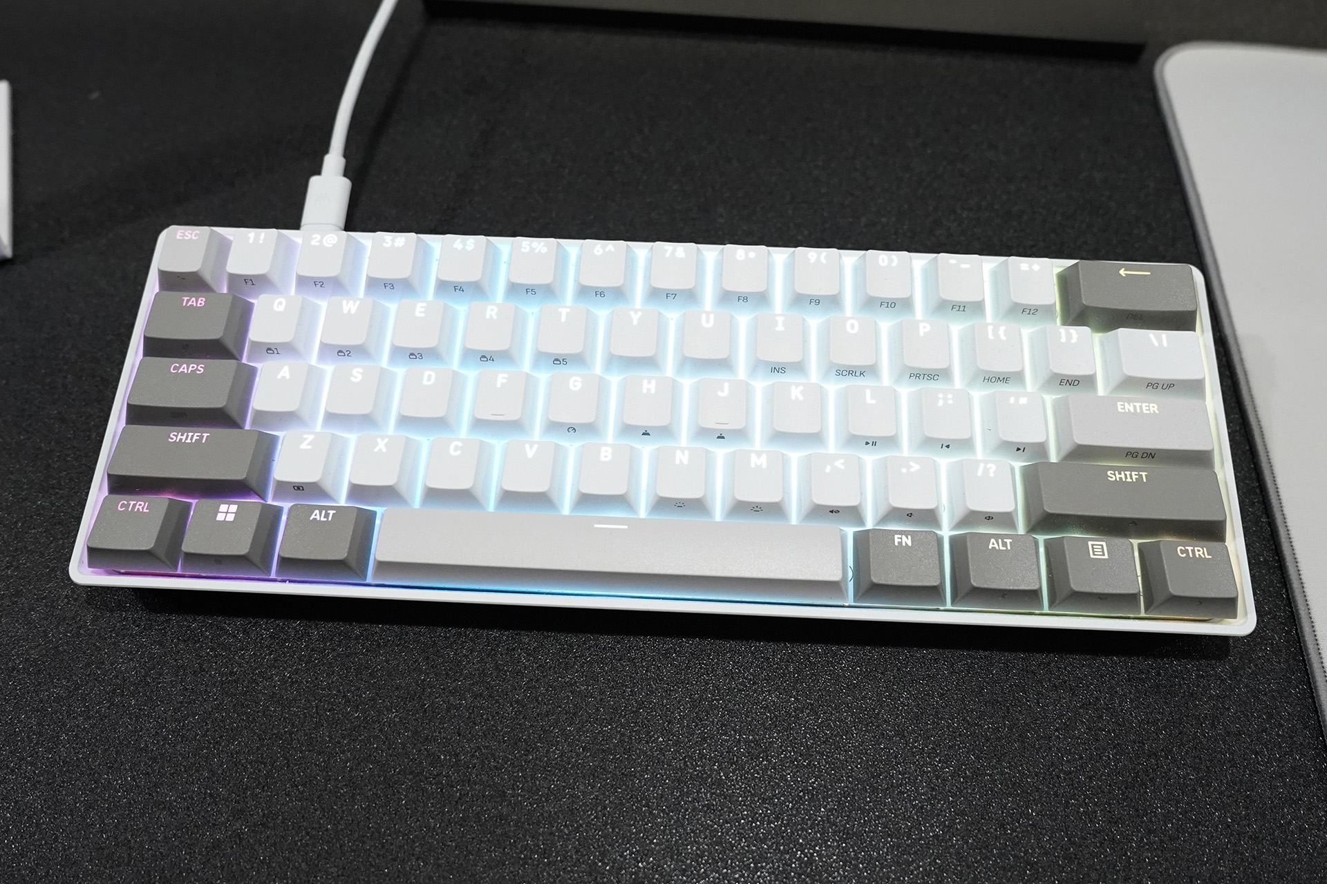 オリジナルホールエフェクトスイッチ搭載の60%ゲーミングキーボード「CLIPPER PRO MINI 60」。