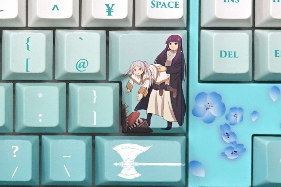 葬送のフリーレン』デザインのキーボード、ソフマップで実機展示