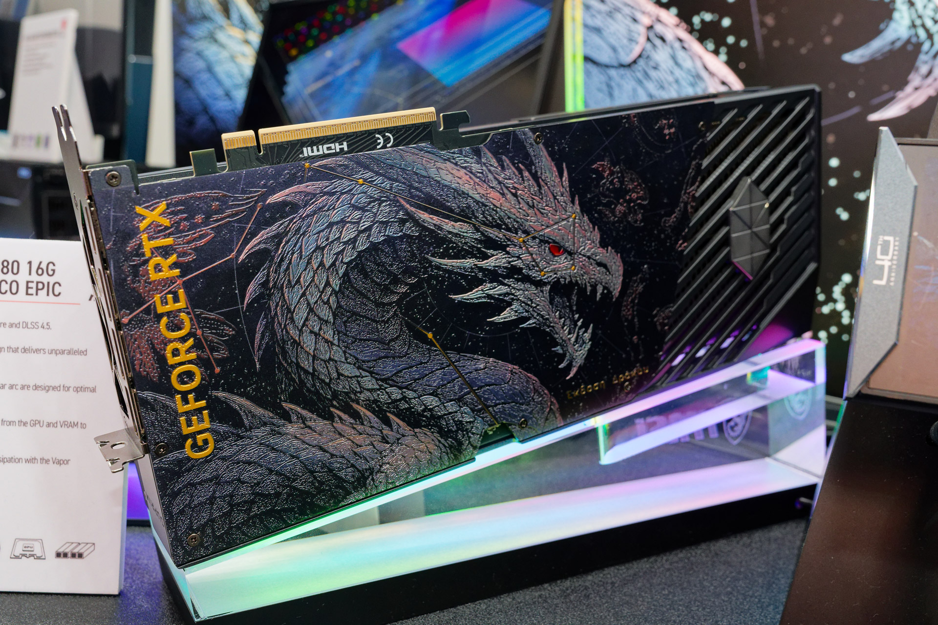 背面に凹凸のある装飾が施された「GeForce RTX 5080 16G SUPRIM SOC DRACO EPIC」