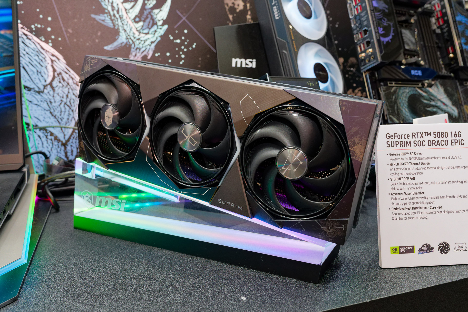 背面に凹凸のある装飾が施された「GeForce RTX 5080 16G SUPRIM SOC DRACO EPIC」