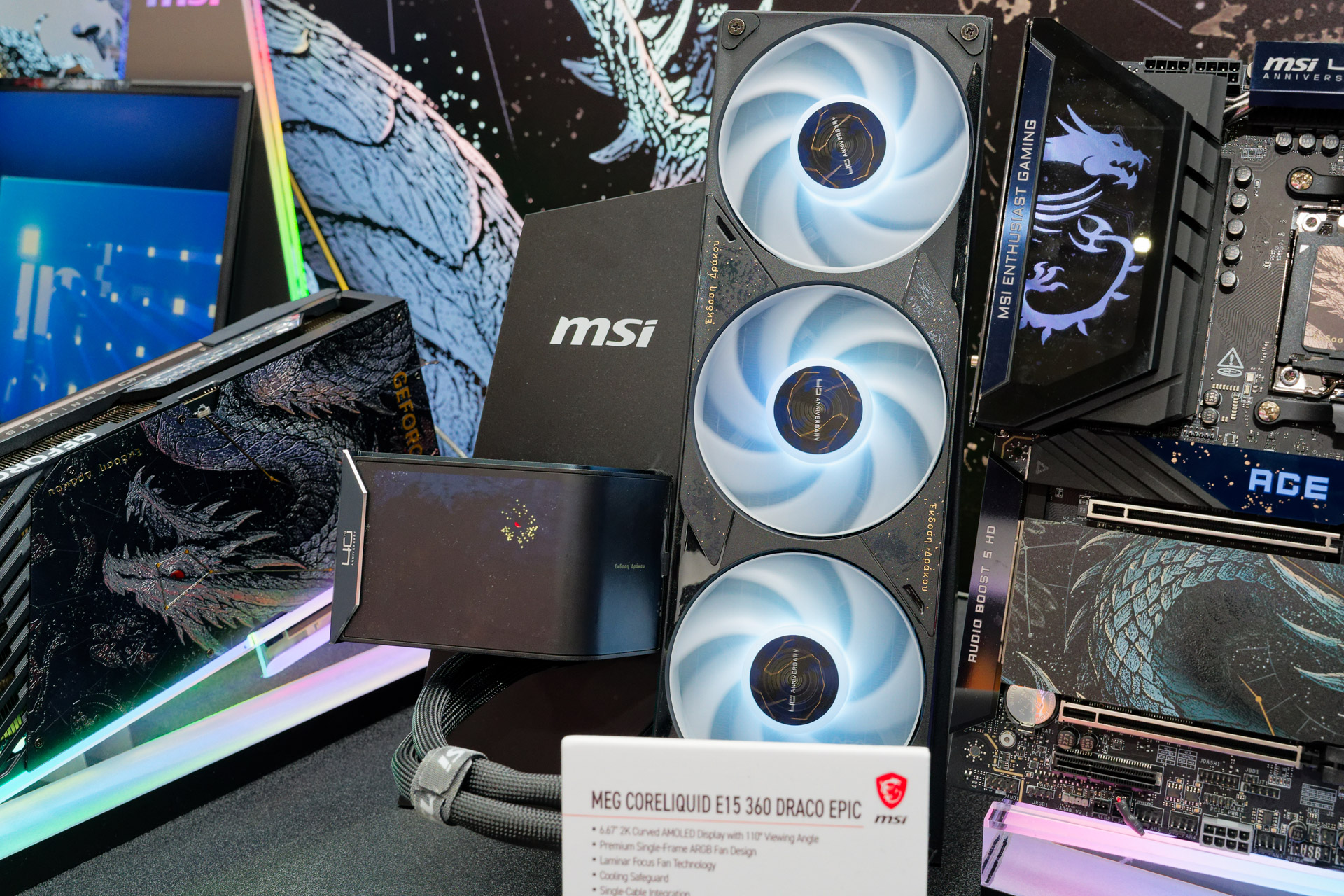 水冷CPUクーラー「MEG CORELIQUID E15 360 DRACO EPIC」。ディスプレイにもドラゴン