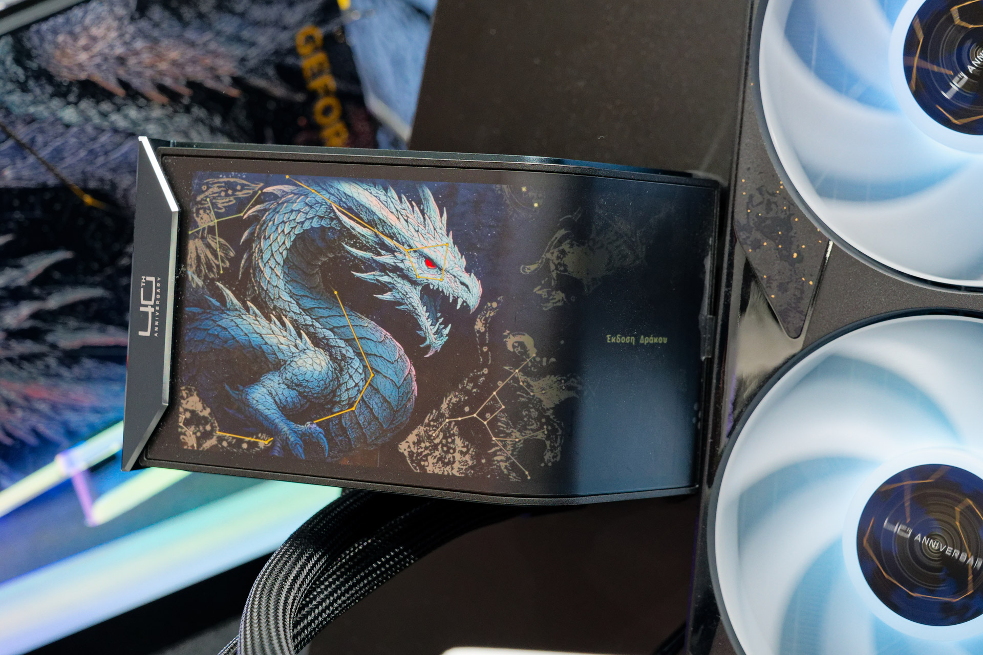 水冷CPUクーラー「MEG CORELIQUID E15 360 DRACO EPIC」。ディスプレイにもドラゴン