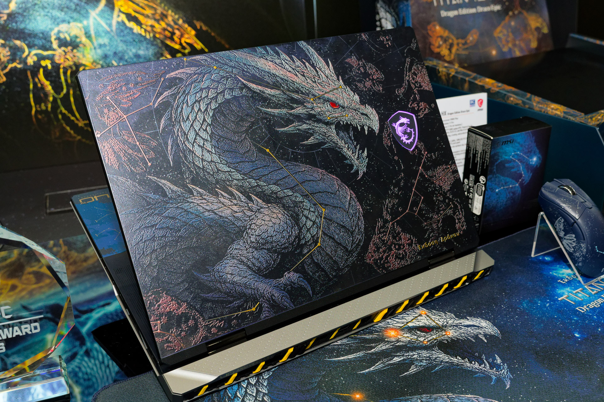 天板に描かれたドラゴン。立体感のあるエンボス加工が施されている