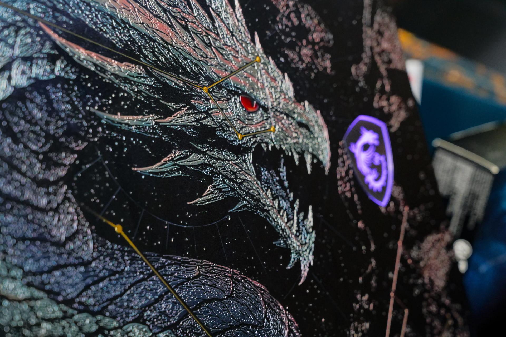 天板に描かれたドラゴン。立体感のあるエンボス加工が施されている