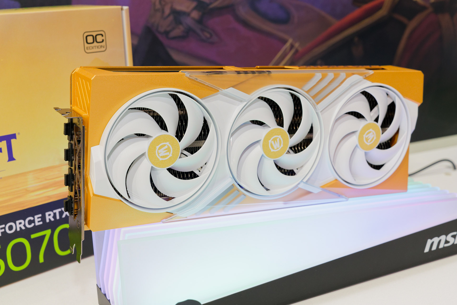 「World of Warcraft」コラボモデルの「NVIDIA GeForce RTX 5070 12G World of Warcraft MIDNIGHT LIGHT EDITION OC」(左)と「NVIDIA GeForce RTX 5070 12G World of Warcraft MIDNIGHT VOID EDITION OC」(右)