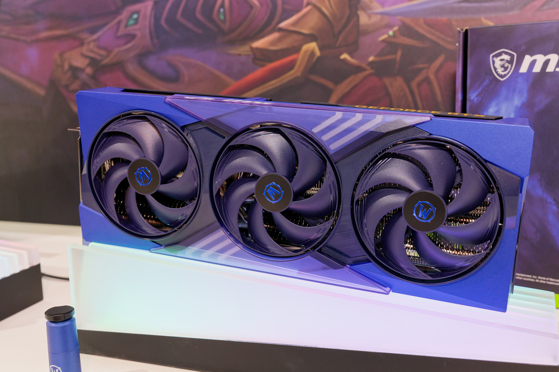 「World of Warcraft」コラボモデルの「NVIDIA GeForce RTX 5070 12G World of Warcraft MIDNIGHT LIGHT EDITION OC」(左)と「NVIDIA GeForce RTX 5070 12G World of Warcraft MIDNIGHT VOID EDITION OC」(右)