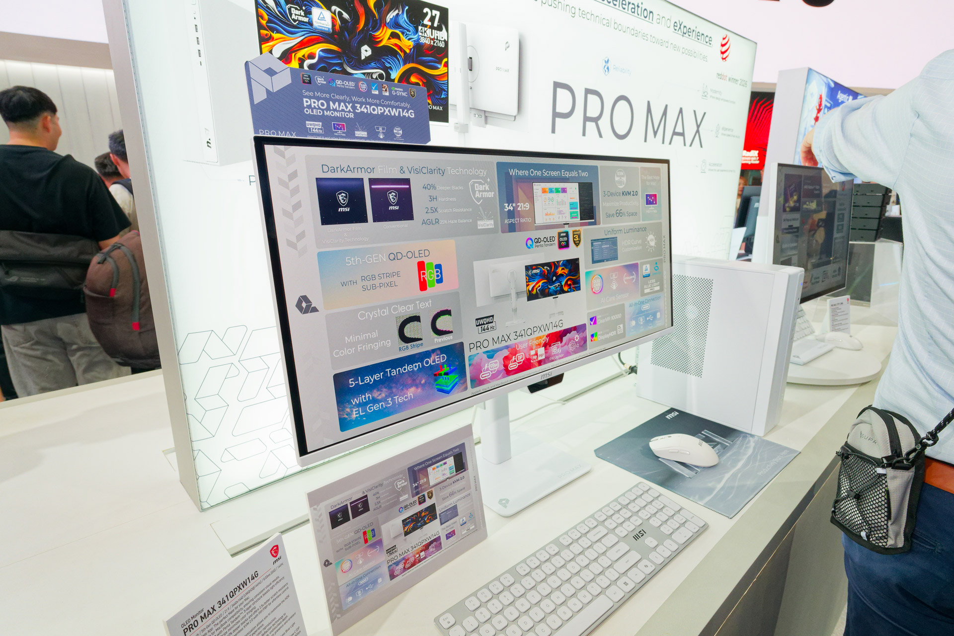 曲面ではないフラットな34型ウルトラワイドモニター「PRO MAX 341QPXW14G」。曲面による歪みがなく、最新の第5世代QD-OLED採用で細かな文字のにじみも抑えられ、デザインやCAD/CAM等の用途にも最適
