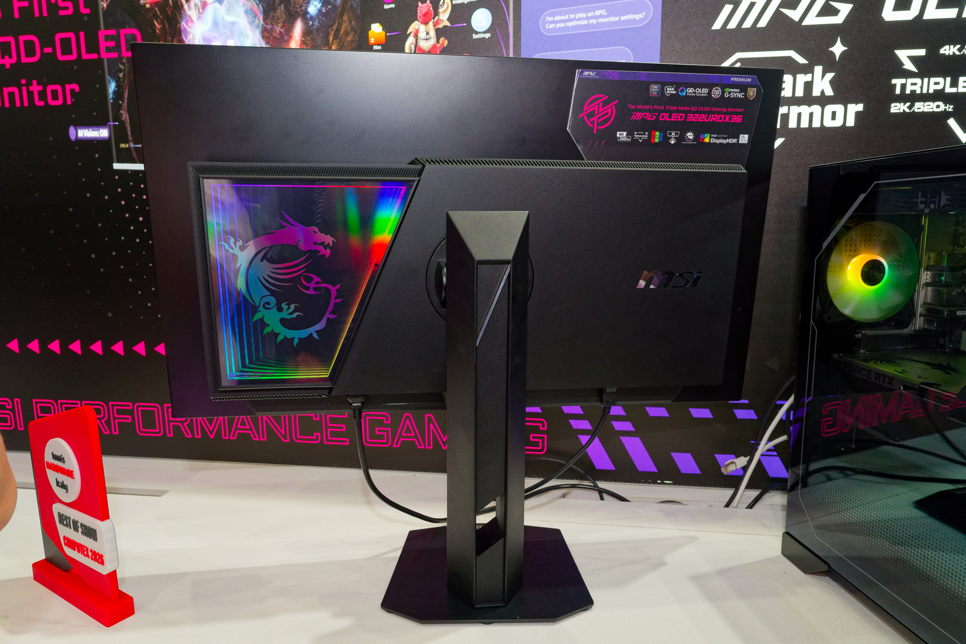 4K/360Hz、2K/520Hz、フルHD/680Hzのトリプルモード切り替え可能なモニター「MPG OLED 322URDX36」。背面のミラー風の意匠も特徴的