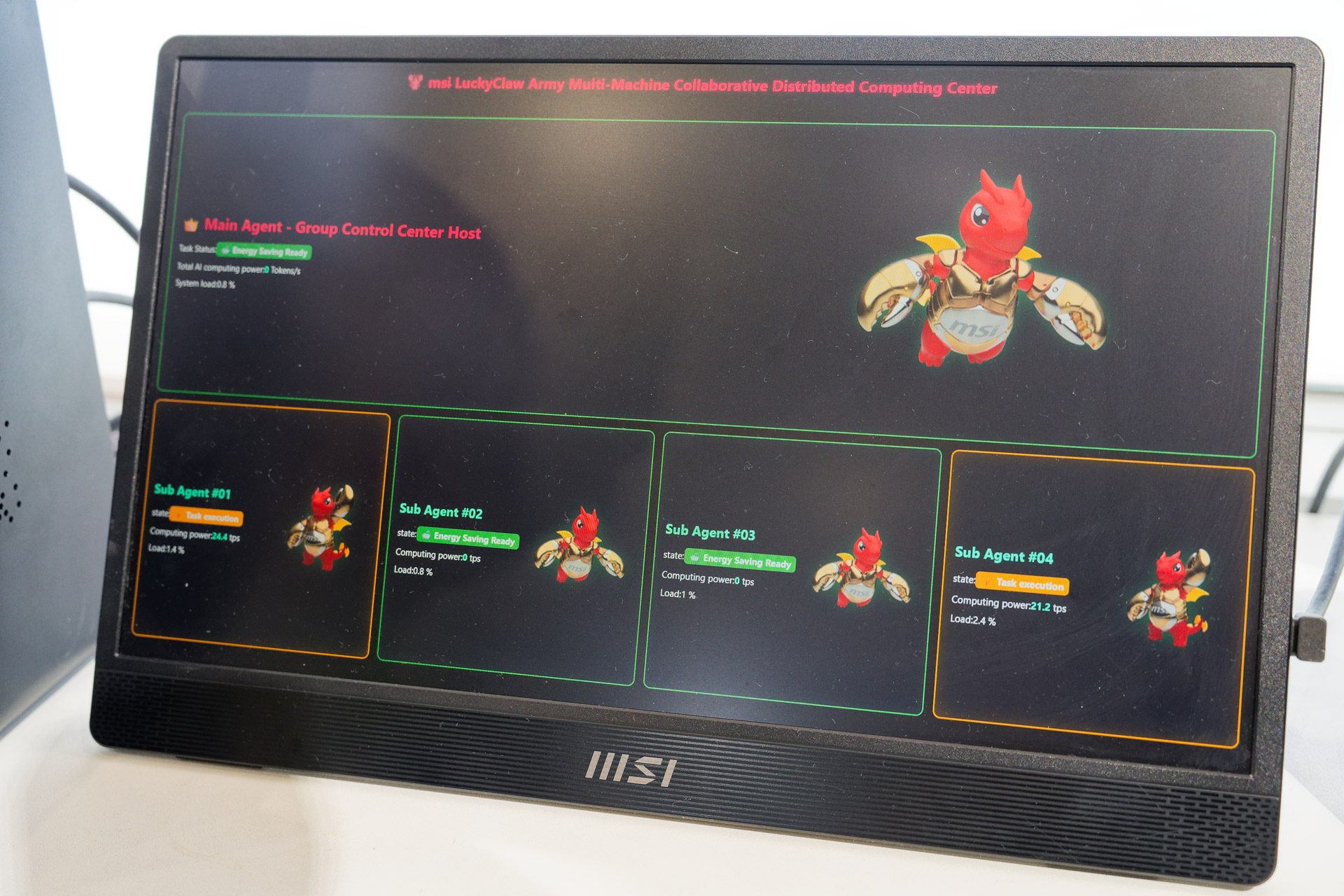 複数PCで動作しているAIエージェントをまとめて管理できるAIマルチエージェント「LuckyClaw Army」。右端の小型PC「PRO MAX EDGE Al+ 11M」が左にある複数のPCを制御している
