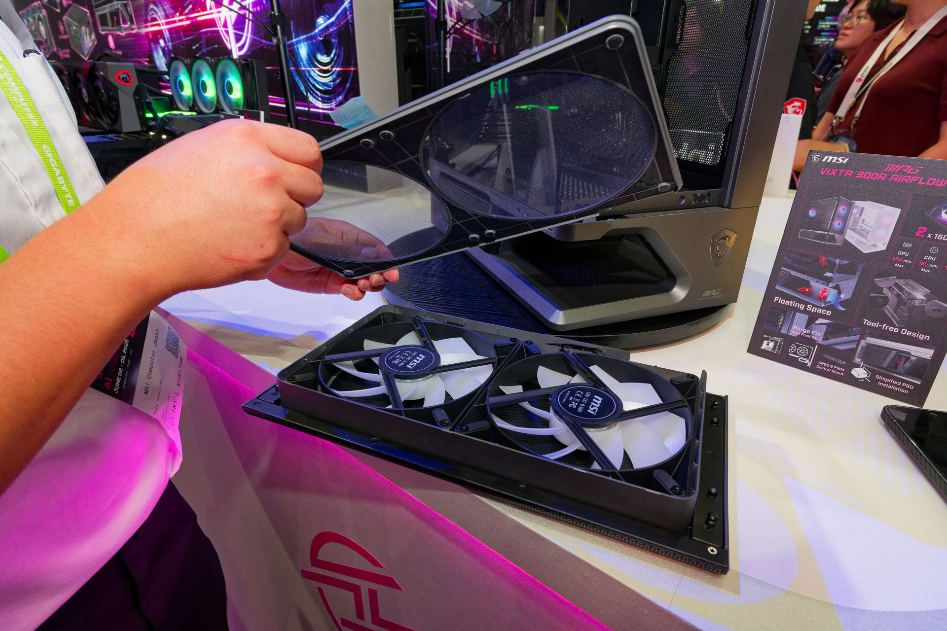 フロントメッシュバージョンの「MGP VIXTA 300R AIRFLOW PZ」。フロントパネルとダストフィルターは簡単に取り外し可能