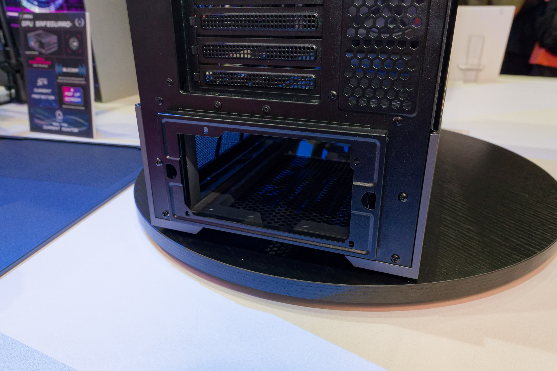 電源は専用フレームを固定し、それをケースに固定する構造。メンテナンス時に取り外ししやすい仕組みを取り入れているという