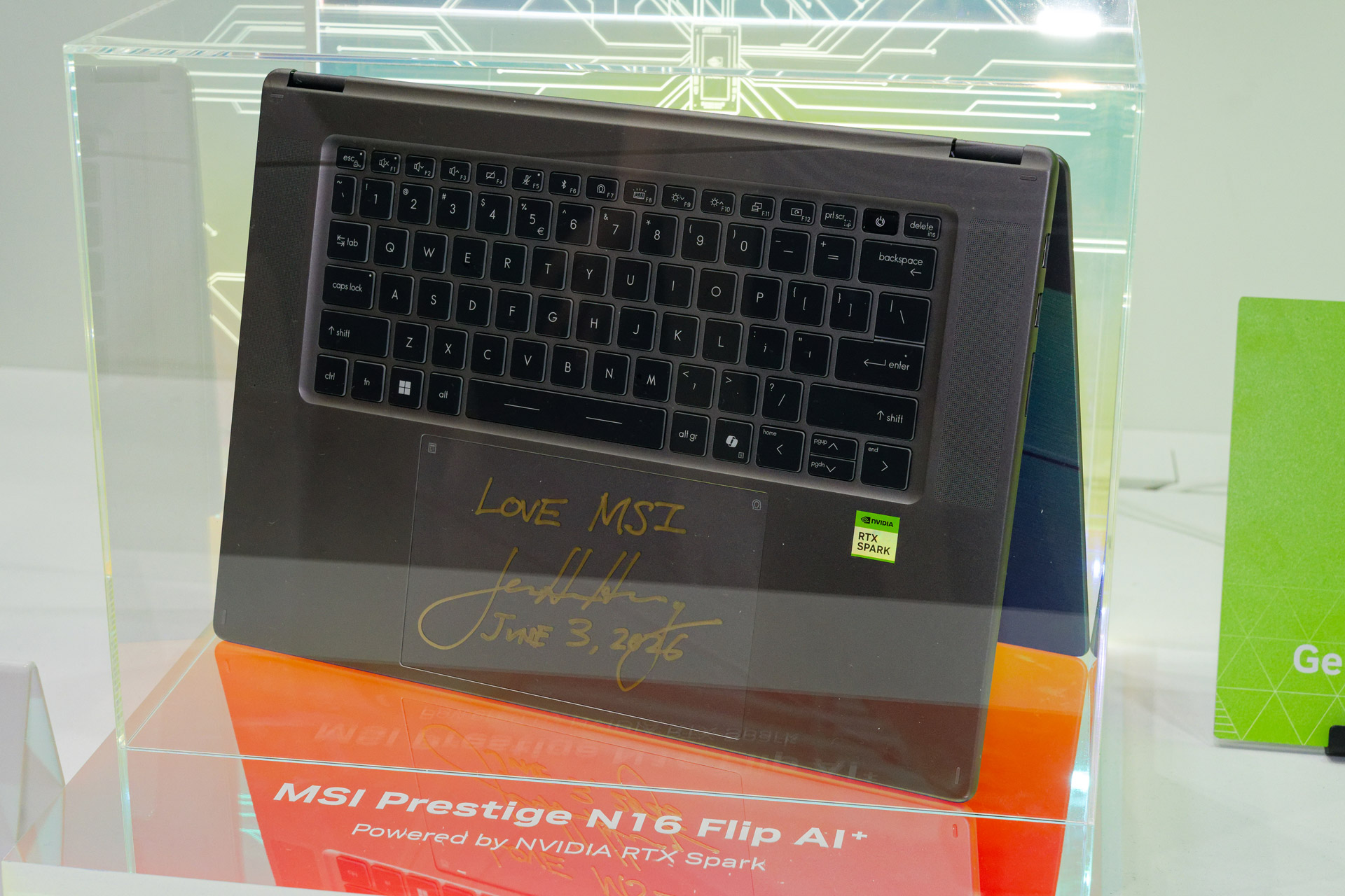 RTX Spark搭載の「MSI Prestige N16 Flip AI+」。NVIDIA CEOのジェンスン・フアン氏のサイン入り