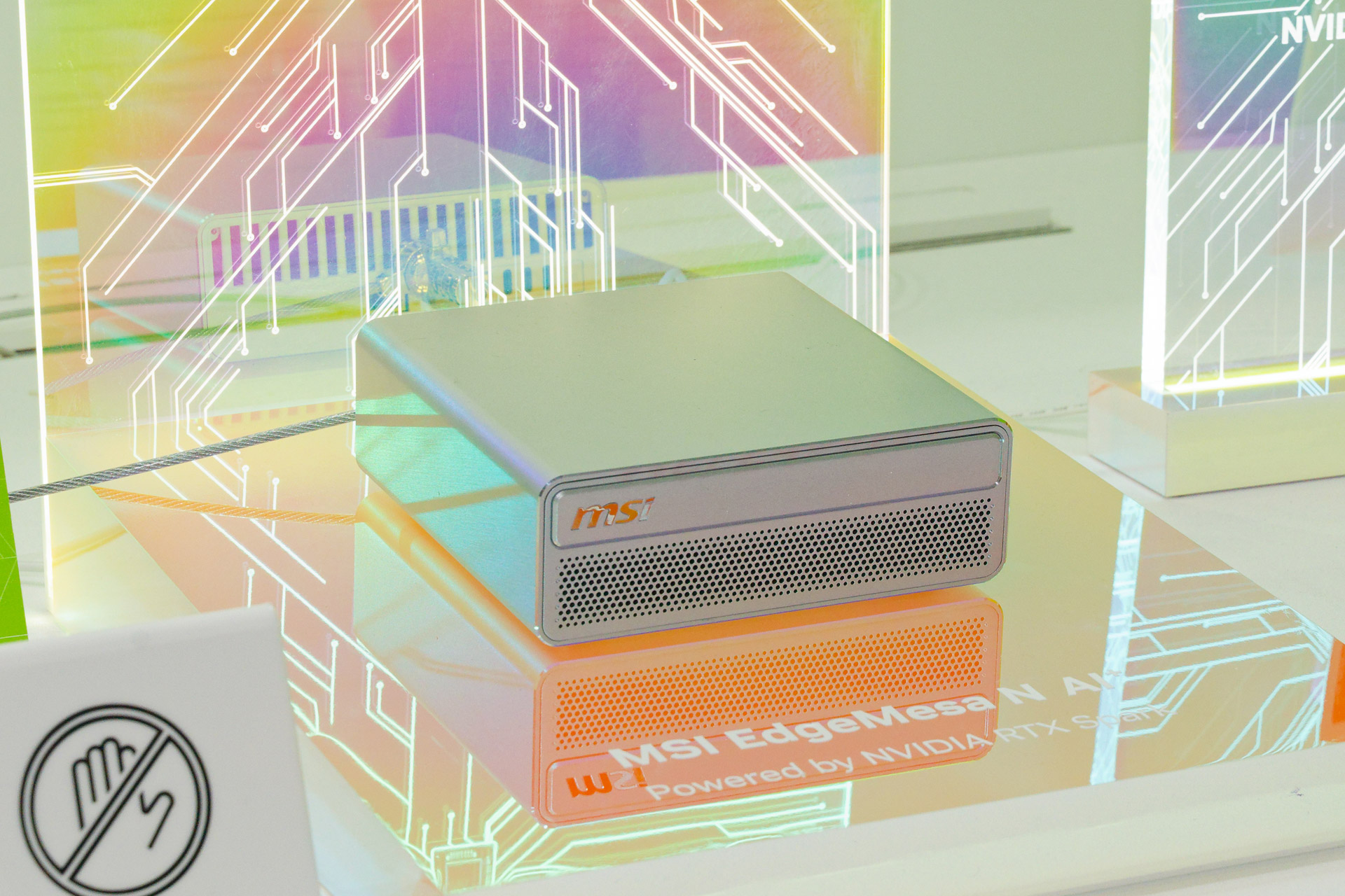 隣には同じくRTX Spark搭載のミニAI PC「MSI Edge Mesa N AI+」の姿も