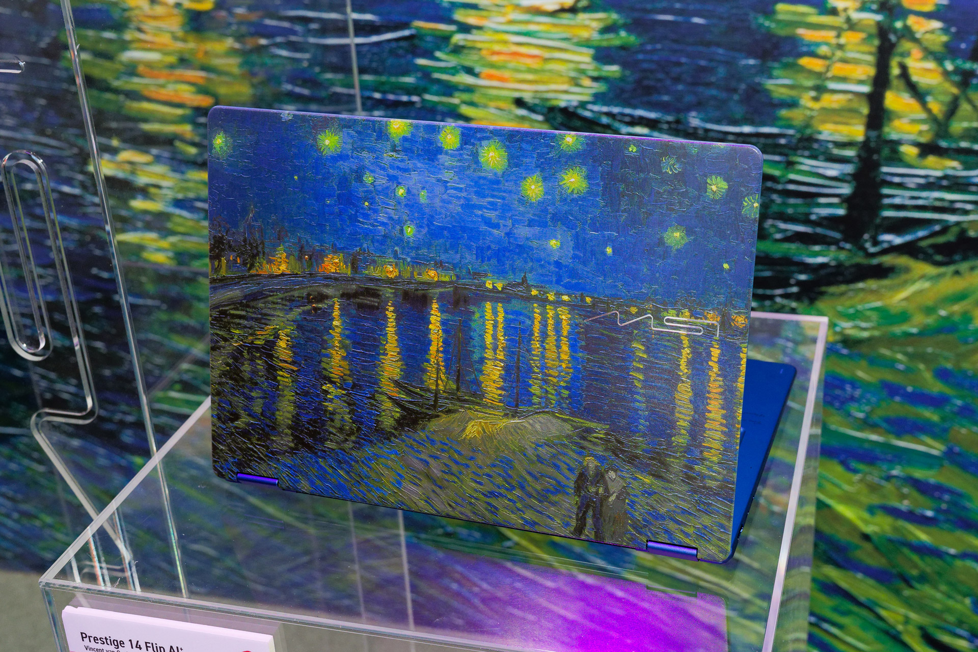 ゴッホの絵画があしらわれた「Prestige 14 Flip AI+」