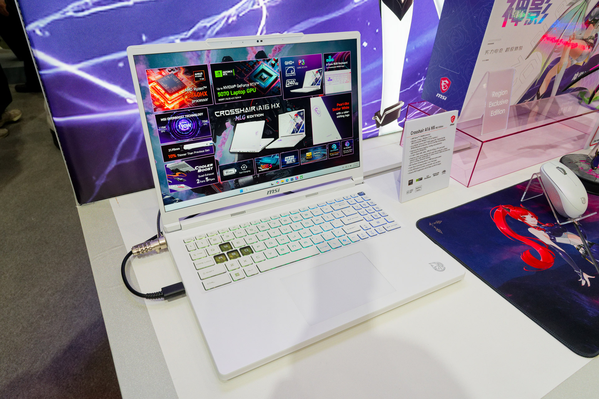 人気の16型ノート「Crosshair A16 HX」にはホワイトバージョンが登場。裏面側も真白な、色にこだわった一台だ
