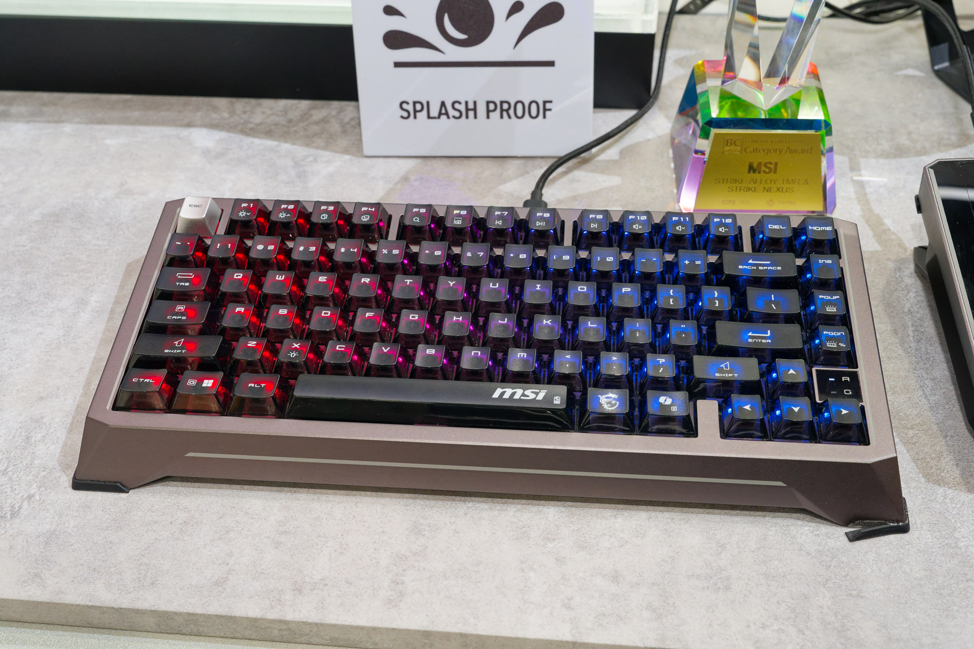 マグネシウムとアルミの合金による高剛性なキーボード「STRIKE ALLOY TMR」。防水処理が施され、水没させても問題なく機能する