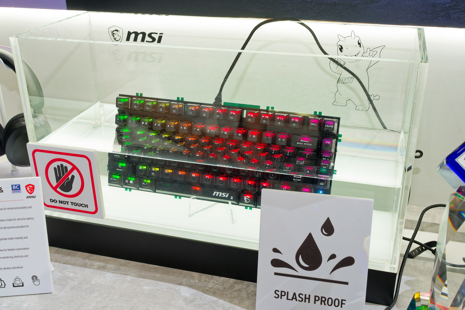 マグネシウムとアルミの合金による高剛性なキーボード「STRIKE ALLOY TMR」。防水処理が施され、水没させても問題なく機能する