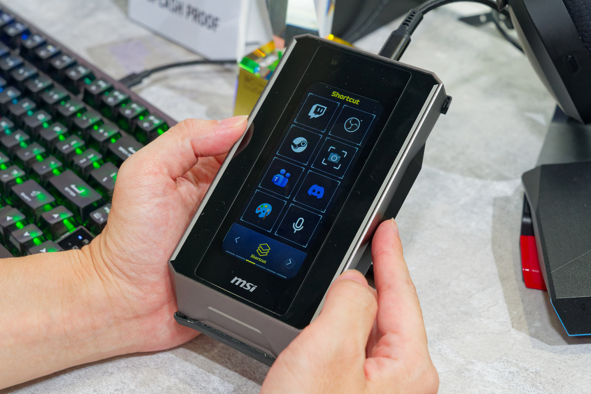 液晶ディスプレイで操作可能なショートカットキーデバイス「STRIKE NEXUS」。本機とSTRIKE ALLY TMRはマグネットで左右にくっつけて利用できる